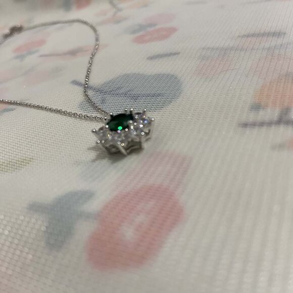 Harry Winston Sunflower Emerald And Diamond Necklace Small - Picture 3 of 5